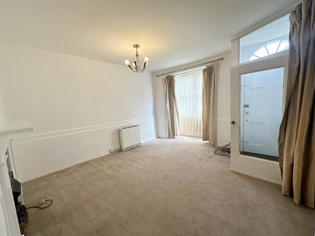 Lot: 163 - PERIOD VILLAGE PROPERTY ARRANGED AS TWO FLATS WITH POTENTIAL - Ground floor flat living room